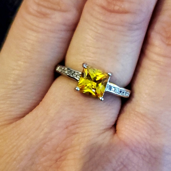 9.   30 🤍💍💛 NWT Silver ring with faux diamonds and centre yellow stone - Picture 1 of 8